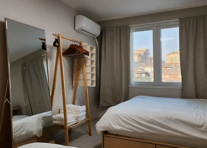 アパート 1newly Opened, Prime Bukchon Location, Hanok Village View, 56 Sqm, 8 Min To Anguk Station, Sleeps Up To 6
