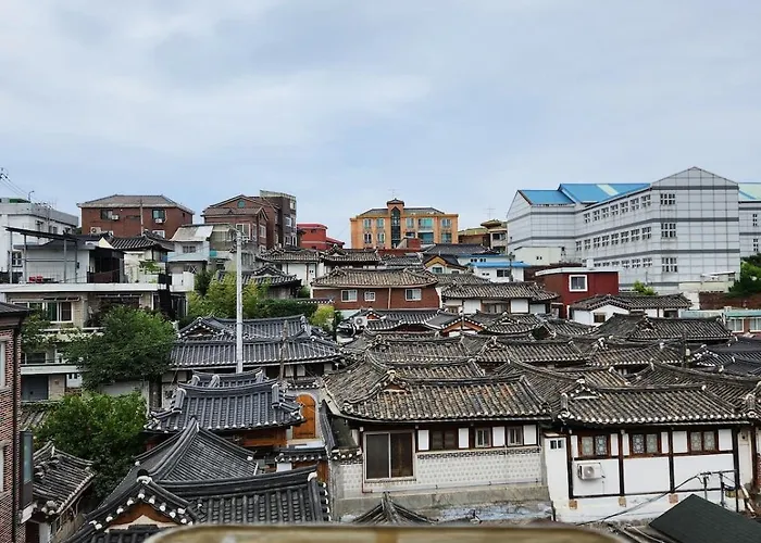 アパート 1newly Opened, Prime Bukchon Location, Hanok Village View, 56 Sqm, 8 Min To Anguk Station, Sleeps Up To 6 *